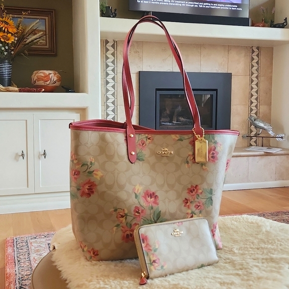Beautiful Coach Large Reversible Signature Rose & Wallet Tote Set 💐 - Picture 14 of 16